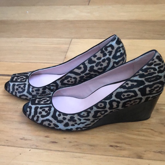 Taryn Rose Leopard print shoes. Size 8 1/2. Brown and tan open toe wedge. - Picture 6 of 7